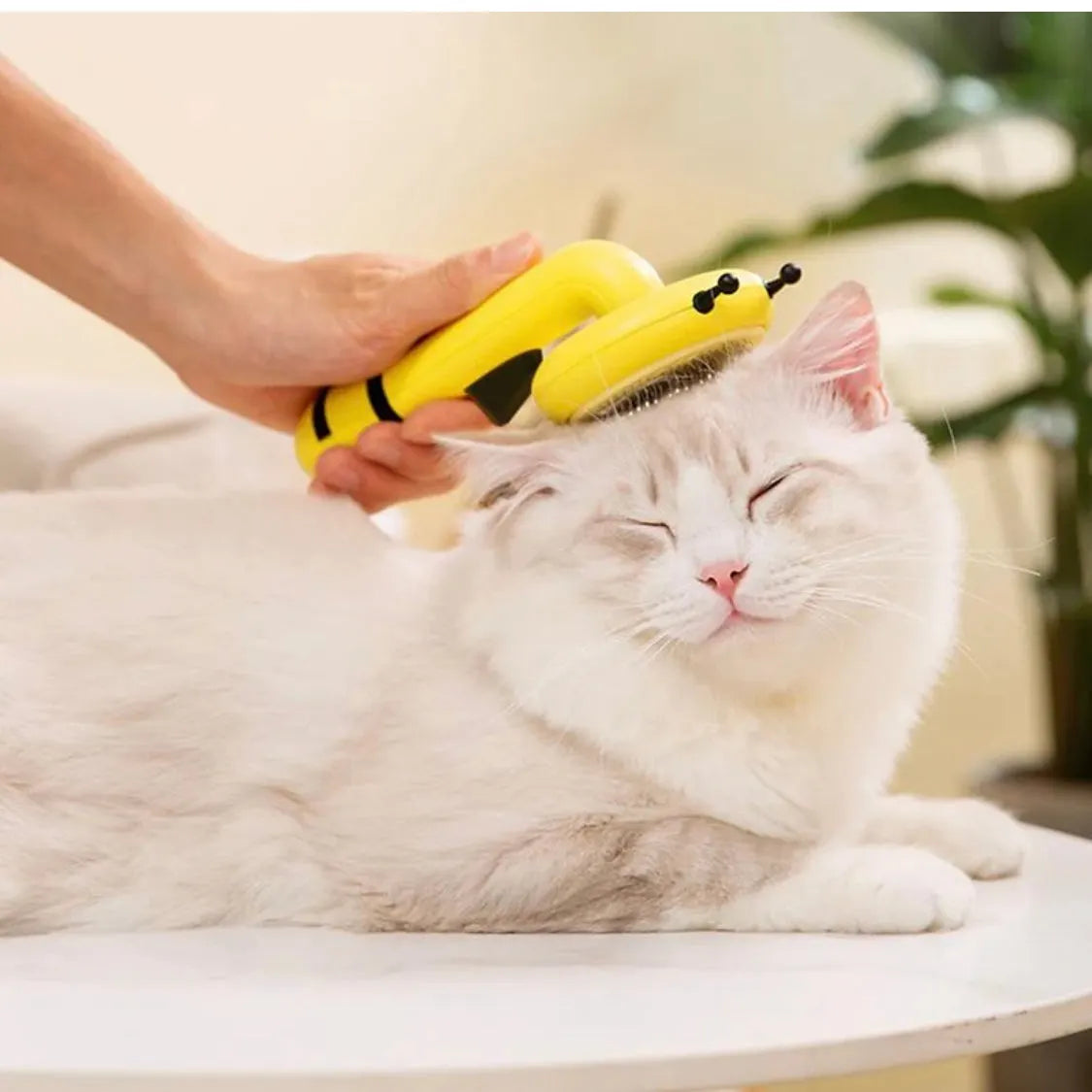 Bee-Shaped Pet Hair Removal Comb