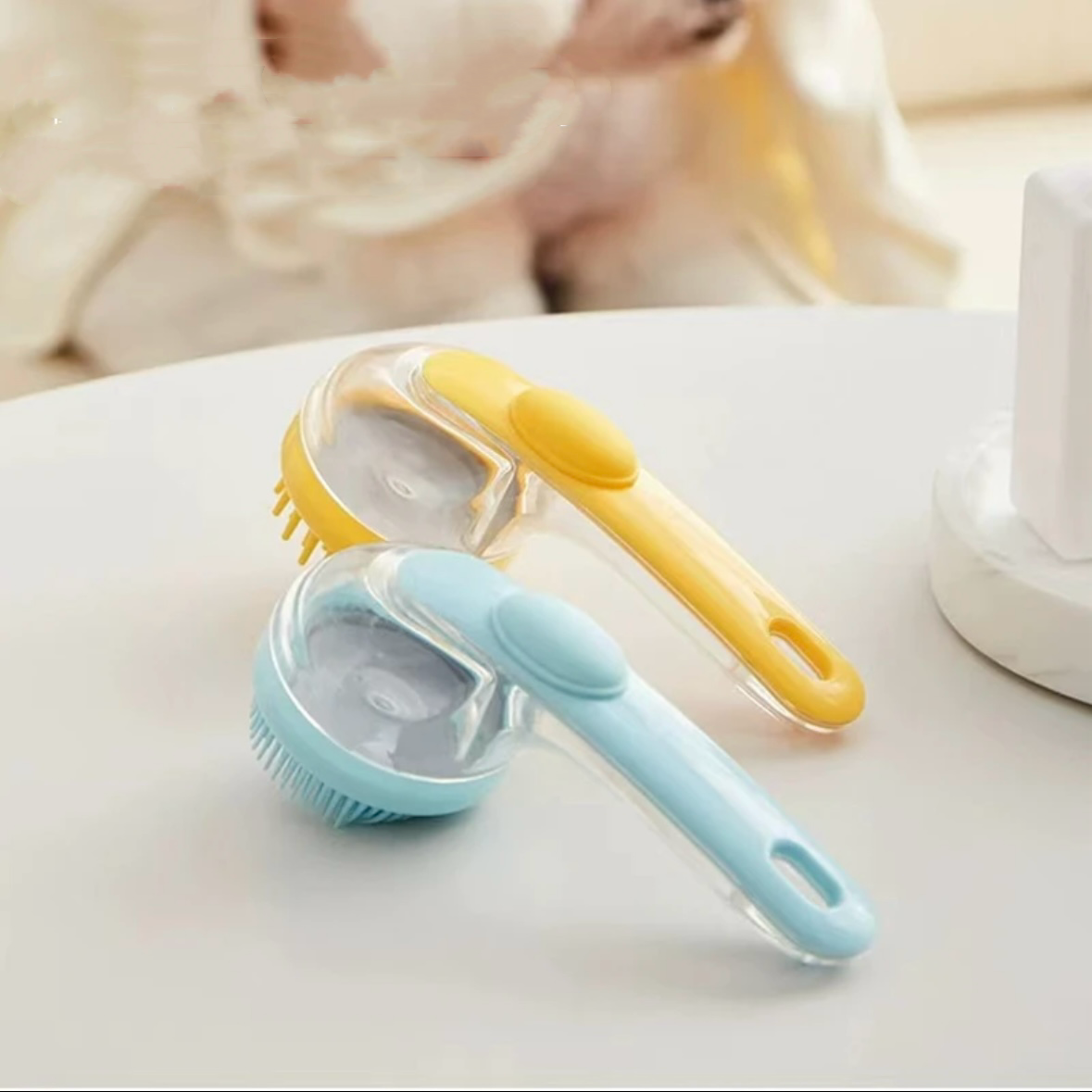 Long-Handle Pet Bath Brush with Shampoo Reservoir – 4 Colors