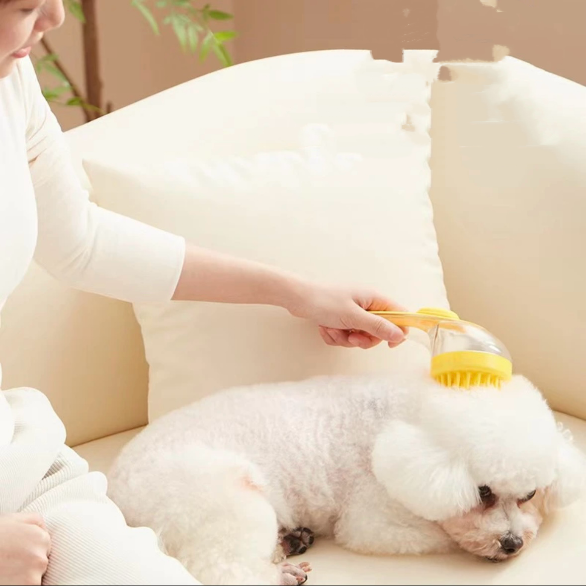 Long-Handle Pet Bath Brush with Shampoo Reservoir – 4 Colors